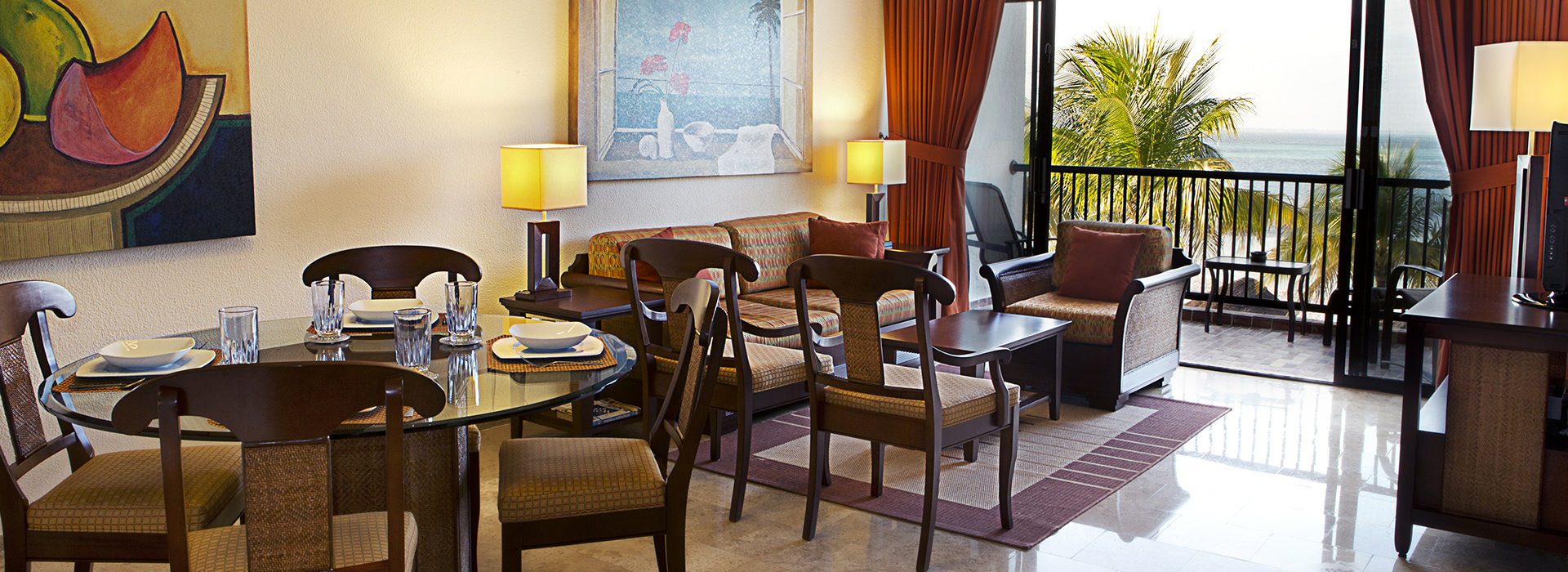 suite with dining room in Cancun